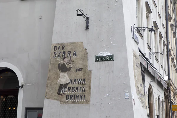 En skylt på väggen i den restaurangen ”bar szara” i den gamla staden på torget — Stockfoto