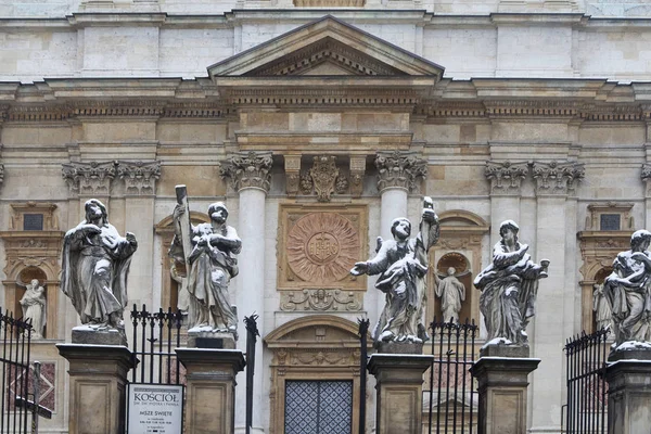 Bild av apostlarna vid kyrkan St Peter och Paul i snö i Krakow — Stockfoto