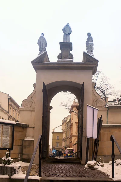 Attraverso una porta alla Chiesa dei Santi Pietro e Paolo Cracovia Polonia — Foto Stock