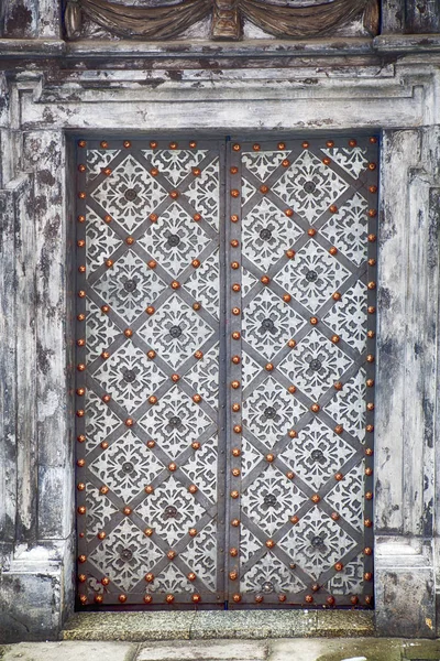 Изображение двери Апостолы в церкви Св. Петра и Павла в снегу в Кракове — стоковое фото