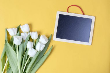 Sarı zemin üzerine siyah tahta ile Beyaz Lale buketi