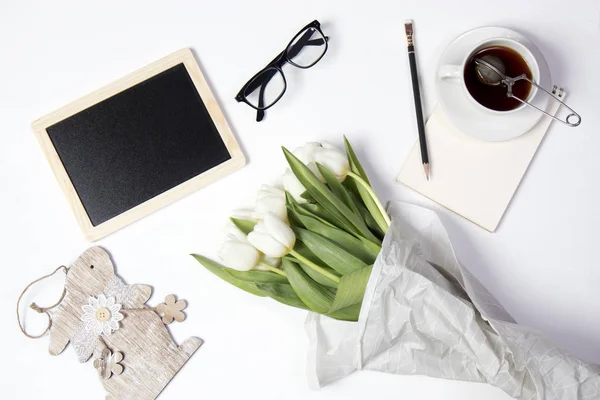 Tulpanerna med svarta tavlan, te, glasögon på vit bakgrund — Stockfoto