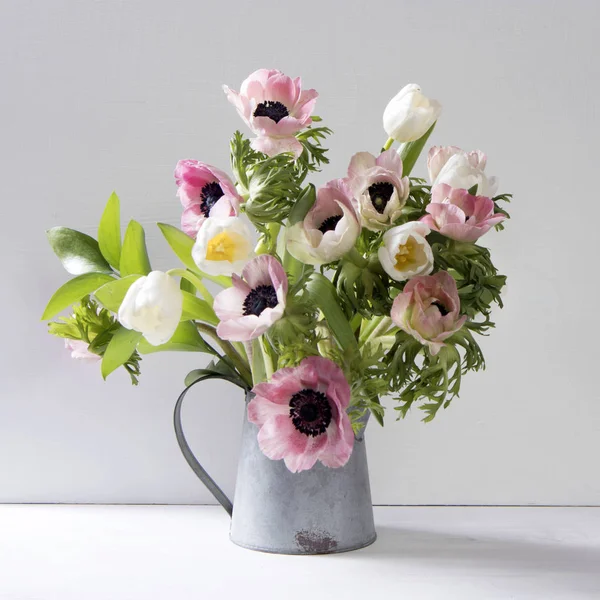 Bröllop bukett av anemoner och tulpaner med Ruscus i en kanna på svart bakgrund — Stockfoto