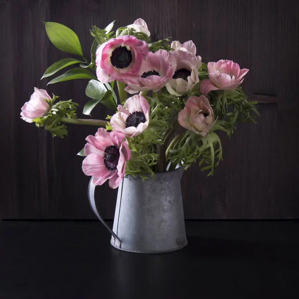 Der Hochzeitsstrauß aus Anemonen mit Zwieback in einem Krug auf schwarzem Hintergrund — Stockfoto