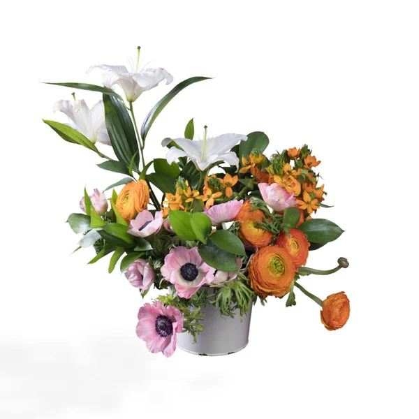 Bröllop bukett smörblommor, anemoner och Ruscus på den vita bakgrunden — Stockfoto