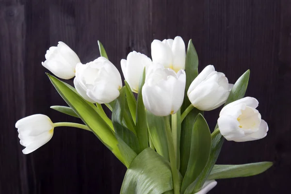 Ramo de tulipanes de boda con Ruscus en una jarra sobre fondo negro —  Fotos de Stock