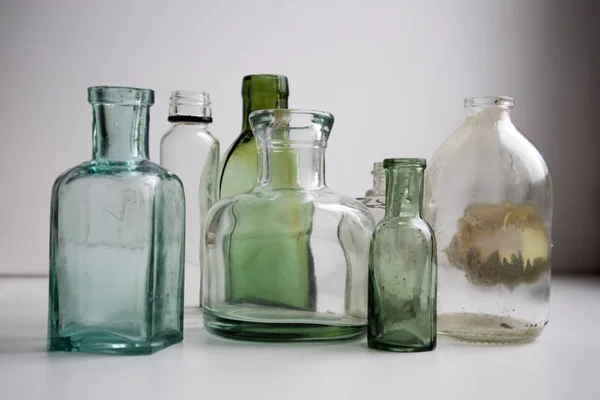 De flessen leeg vintage apotheker bij het raam — Stockfoto