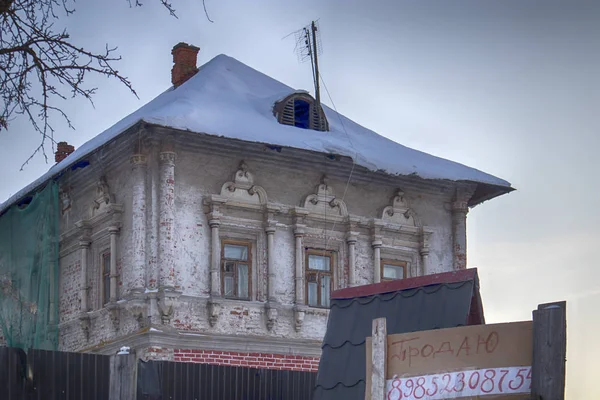 Casas antigas na antiga cidade russa de Kolomna, região de Moscou, Rússia, após a queda de neve. Dia nublado de inverno . — Fotografia de Stock