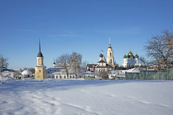 Novo-golutvin klooster van de heilige drie-eenheid in de oude Russische stad van kolomna — Stockfoto