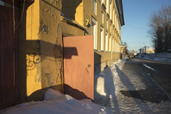 Rumah-rumah tua di kota Kolomna, Moskwa, Rusia, setelah hujan salju. Hari mendung musim dingin . — Stok Foto