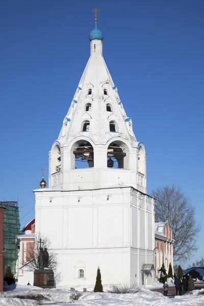 La plaza central en Kolomna Kremlin en el verano, la catedral de Uspensky, el campanario y la escuela — Foto de Stock