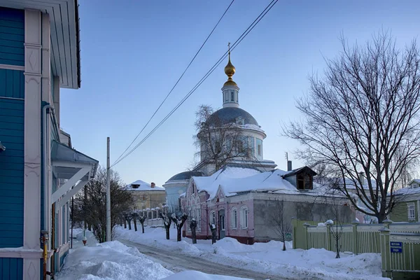 Street of Kolomna, Russia. Winter view. Tradition wooden houses, Pyatnitskaya Kremlin Tower, snow. — Stock Photo, Image