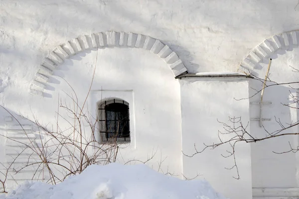 Окно стены монастыря — стоковое фото