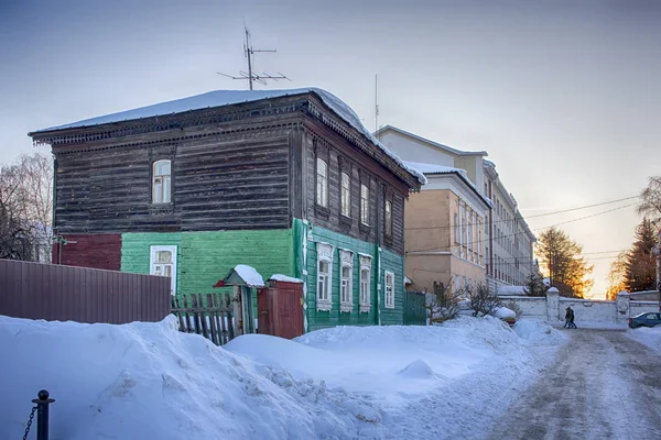 Oude huizen in oude Russische stad van Kolomna, Moscow region, Rusland, na sneeuwval. Winterse bewolkte dag. — Stockfoto