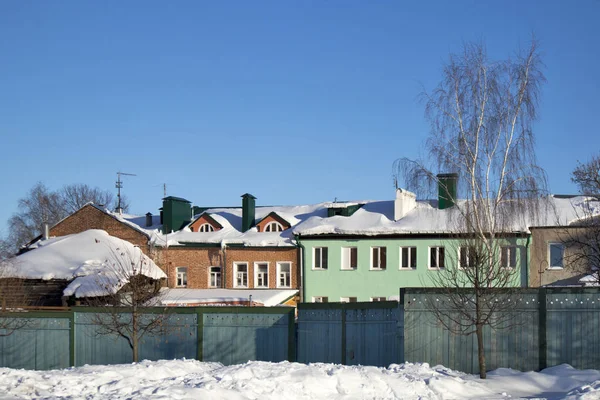 Oude huizen in oude Russische stad van Kolomna, Moscow region, Rusland, na sneeuwval. Winterse bewolkte dag. — Stockfoto