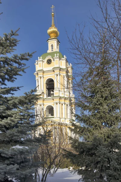 Колокольня церкви Святого Сергия Радонежского Новоспасского монастыря — стоковое фото