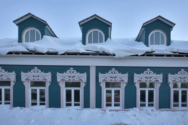 Street of Kolomna, Russia. Winter view. Tradition wooden houses, Pyatnitskaya Kremlin Tower, snow. — Stock Photo, Image