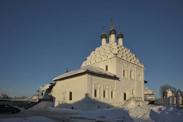 Widok z kościoła św Mikołaja w Posada - Cerkiew wierzących starego w zimowy dzień. Styl architektoniczny - rosyjski uzorochie - Moskwa uzorochie — Zdjęcie stockowe