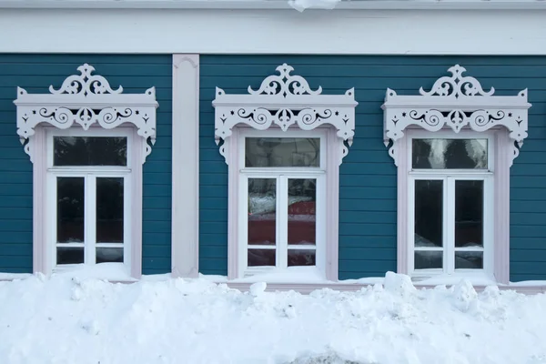 Street of Kolomna, Russia. Winter view. Tradition wooden houses, Pyatnitskaya Kremlin Tower, snow. — Stock Photo, Image