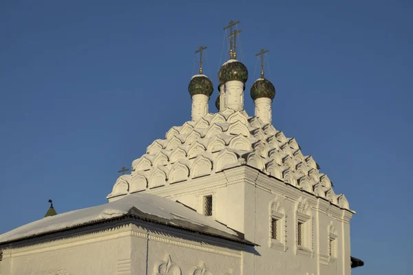 Kilátás a templom a Szent Miklós-Posada - ortodox régi hívő egyház téli napon. Építészeti stílus - orosz uzorochie - Moszkva uzorochie — Stock Fotó