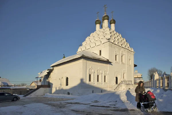 View of Church of St. Nicholas on Posada - Orthodox Old Believers Church at winter day. Architectural style - Russian uzorochie - Moscow uzorochie — Stock Photo, Image