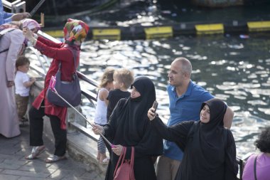 hijab kadınlarda selfie deniz arka plan üzerinde olun.