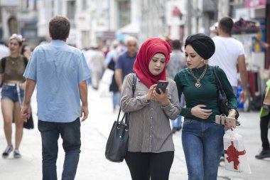 sokakta yürüyen güzel başörtüsü öğrenci