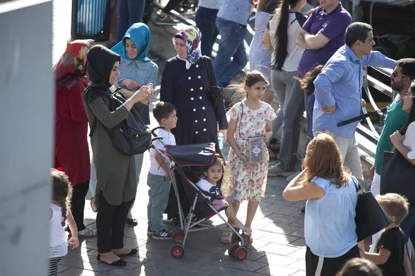 Acele saat iskelede kişilik bir kalabalık — Stok fotoğraf