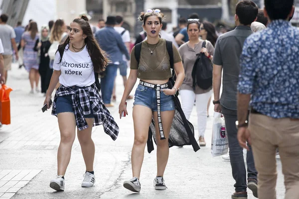 Gente en Istiklal. Chicas estudiante en pantalones cortos caminando por la calle — Foto de Stock