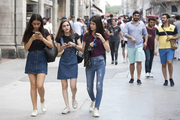 Gente en Istiklal. Chicas estudiante en pantalones cortos caminando por la calle — Foto de Stock