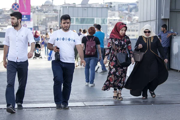 Pessoas em Istiklal. Homens de diferentes idades caminham pela rua — Fotografia de Stock