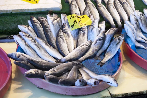 De vis te koop in een vis markt, Kusadasi, Aydin provincie, Egeïsche regio, Turkije, Azië — Stockfoto