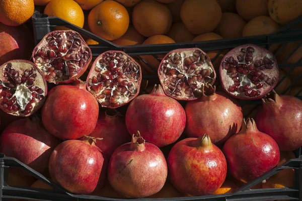 Frutas frescas en un mercado turco en la ciudad de Estambul, Turquía — Foto de Stock