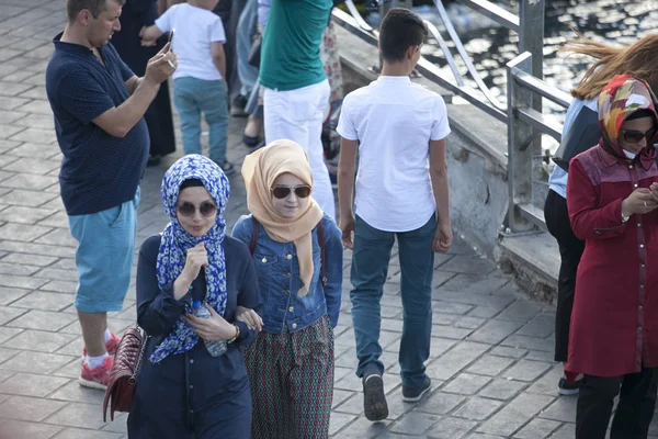 Mulheres em hijab andando no dique — Fotografia de Stock