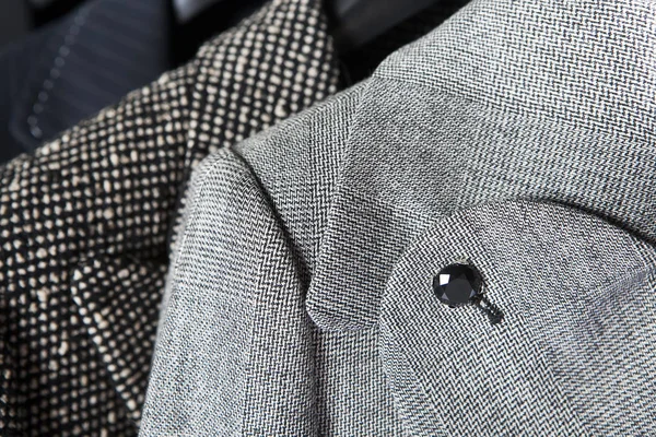 Деталь дизайнерської куртки з гудзиками та зшиванням — стокове фото