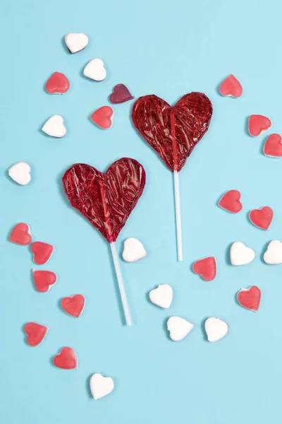 El caramelo Lollipop rojo en forma de corazón sobre fondo azul oscuro . —  Fotos de Stock