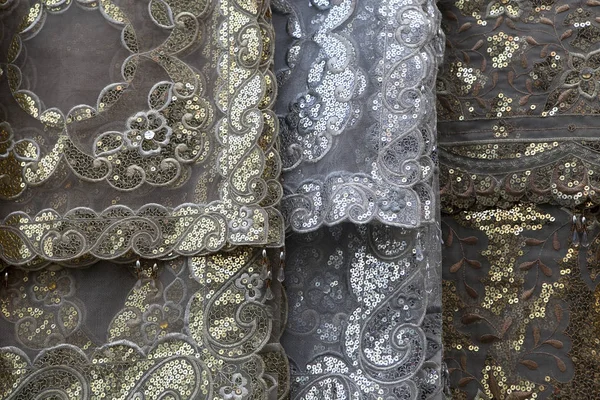Den tunt tyg för gardiner till salu på marknaden — Stockfoto