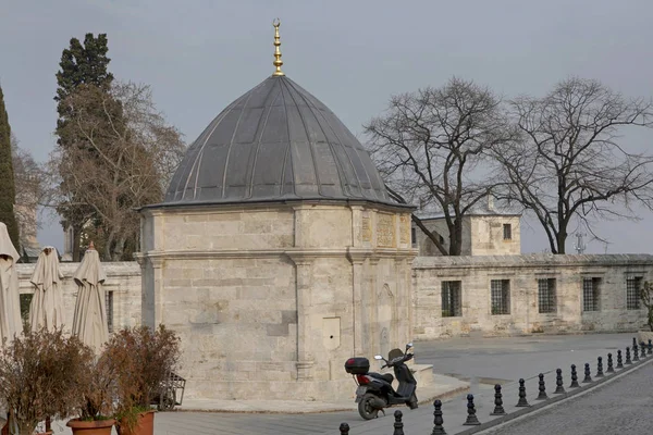 Nouvelle mosquée - Yeni Cami dans le quartier d'Eminonu à Istanbul en Turquie . — Photo