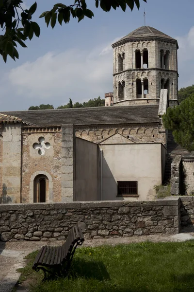 Vista superior del castillo y la Iglesia de Girona, España. Sant Pere de Galligants — Foto de Stock