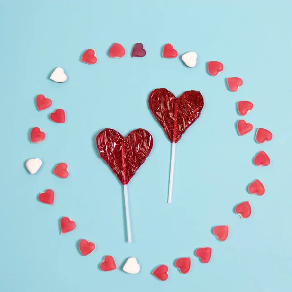 Красный конфеты Lollipop в форме сердца на темно-синем фоне . — стоковое фото