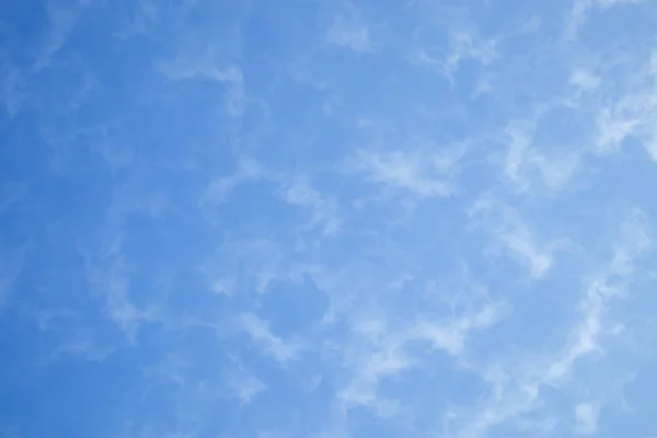 Nuvens de cúmulo de luz no céu azul . — Fotografia de Stock