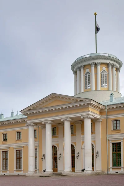 Moscú, Manor Arkhangelskoe. Columnata del palacio, en forma de una larga galería con arcos — Foto de Stock