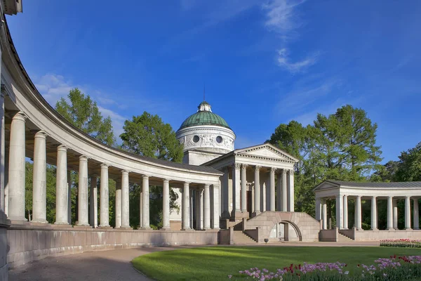 Templo-tumba Yusupov en la mansión Arkhangelskoe - el conjunto de palacio y parque de finales del siglo XVIII - principios del siglo XIX en Moscú — Foto de Stock