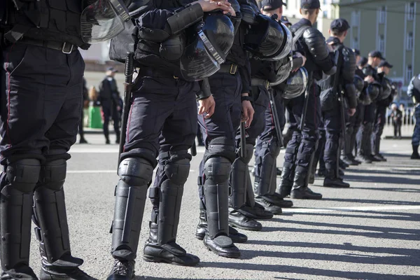 Russian policemen stand in a row, blocking the way to the metro — Stock Photo, Image