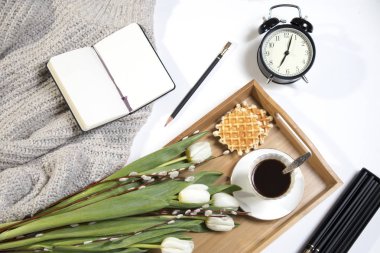 Beyaz Lale ve willow yatağın üzerinde duruyor. Çalar saat sabahın 7'gösterir.