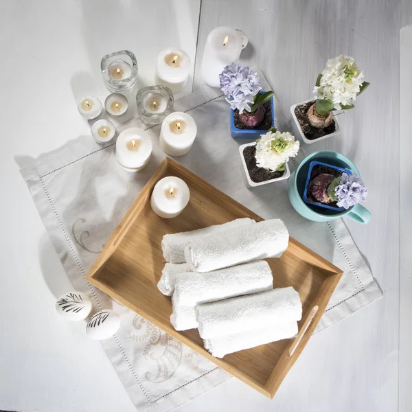 La Bandeja con las toallas de mano, los jacintos en los pucheros en el cuarto de baño del salón balneario —  Fotos de Stock