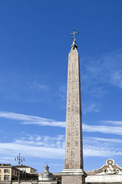 Obélisque sur la Piazza del Popolo, Rome. Un obélisque égyptien se dresse au centre de la Piazza. Trois côtés de l'obélisque ont été sculptés pendant le règne de Sety I et le quatrième côté, sous Ramsès II . — Photo