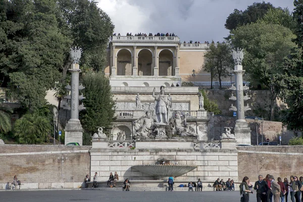 Obelisk in Piazza del Popolo, . Egyptian obelisk stands in the centre of the Piazza. Three sides of obelisk were carved during reign of Sety I and fourth side, under Rameses II. — Stock Photo, Image