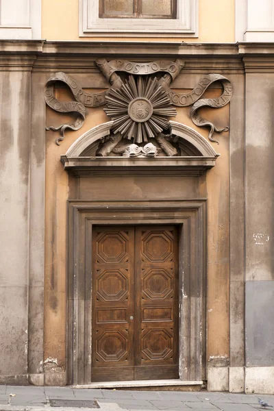 Antique classic old wood gate at Rome, Italy. — Stock Photo, Image