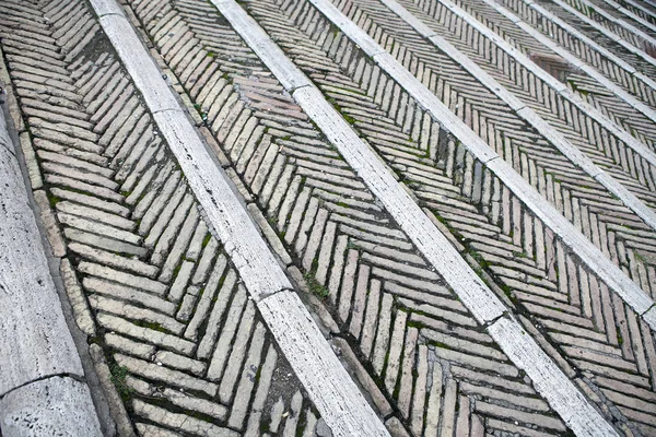 Pedra longa escadaria antiga em Roma no verão — Fotografia de Stock